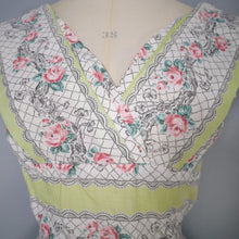 Load image into Gallery viewer, 50s PALE GREEN ROSE BAND PRINT COTTON DAY DRESS - XS-S