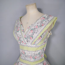 Load image into Gallery viewer, 50s PALE GREEN ROSE BAND PRINT COTTON DAY DRESS - XS-S