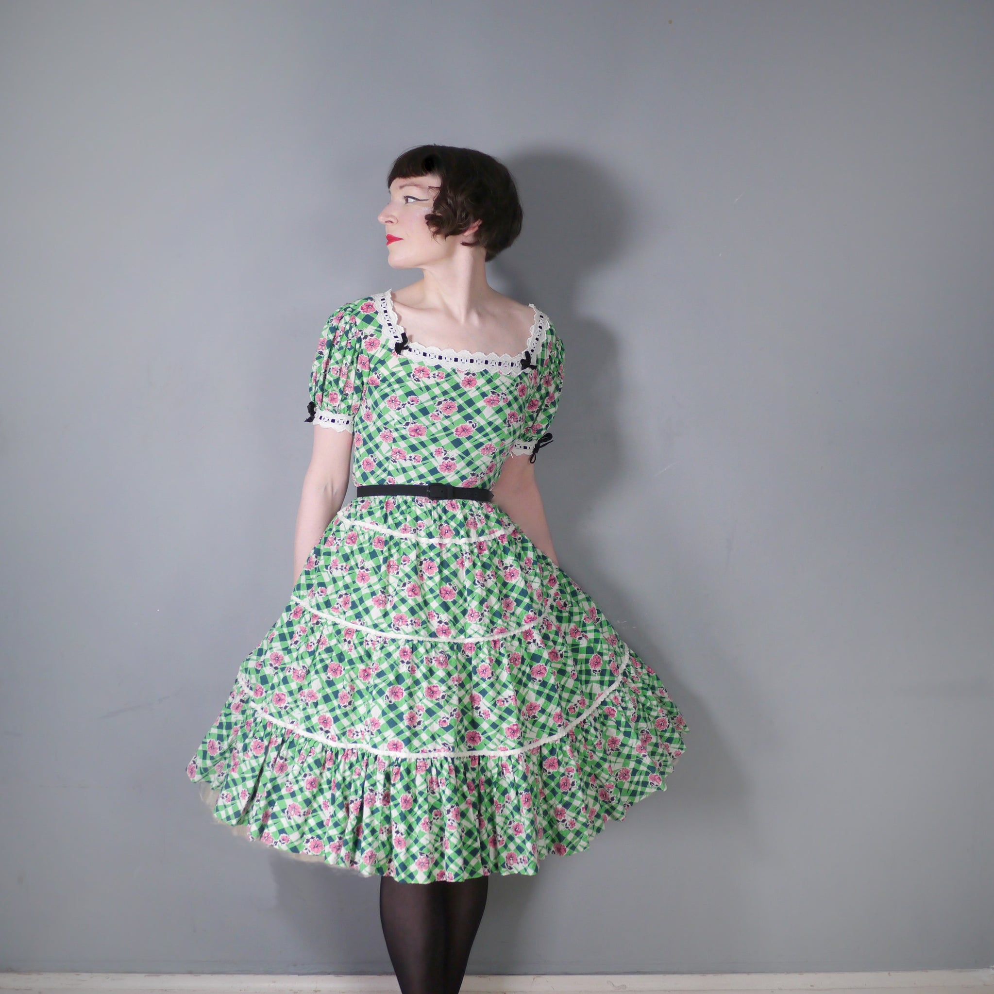 50s GREEN FLORAL CHECK DRESS WITH TIERED FULL SKIRT AND VELVET RIBBON Sartorial Matters 50s GREEN FLORAL CHECK DRESS WITH TIERED FULL SKIRT AND VELVET RIBBON Sartorial Matters