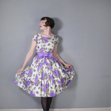 Load image into Gallery viewer, 50s CALIFORNIA COTTONS PURPLE ROSE PRINT PARTY BOW DRESS - XS / PETITE