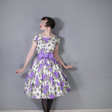 Load image into Gallery viewer, 50s CALIFORNIA COTTONS PURPLE ROSE PRINT PARTY BOW DRESS - XS / PETITE