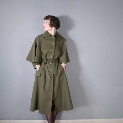 70s FOREST GREEN SHERLOCK TRENCH COAT / MAC WITH CAPE SHOULDER AND BELT - S