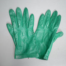 Load image into Gallery viewer, DEEP EMERALD SOFT SUPPLE GREEN LEATHER GLOVES - 6