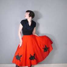 Load image into Gallery viewer, 50s RED GORED FULL CIRCLE SKIRT WITH EMBROIDERED FELT APPLIQUE DANCING COUPLE - 24&quot;