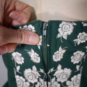 70s GREEN AND WHITE FLORAL EMBROIDERED DIRNDL DRESS - S