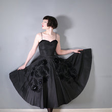 Load image into Gallery viewer, 50s STRAPPY TAFFETA EVENING DRESS WITH VELVET FLOCKING AND 3D FLOWERS - XS