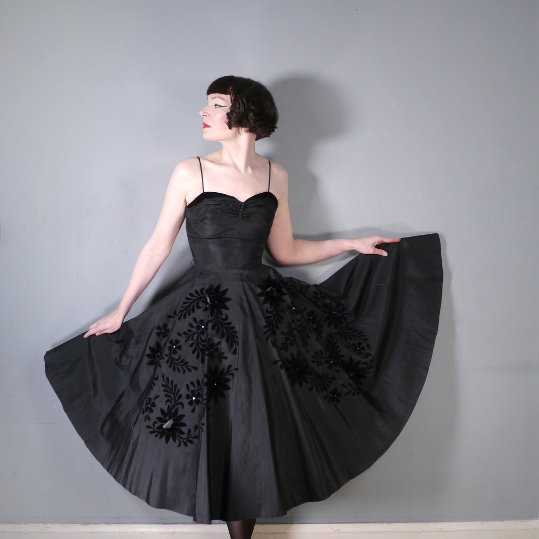 50s STRAPPY TAFFETA EVENING DRESS WITH VELVET FLOCKING AND 3D FLOWERS - XS