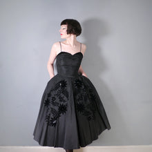 Load image into Gallery viewer, 50s STRAPPY TAFFETA EVENING DRESS WITH VELVET FLOCKING AND 3D FLOWERS - XS