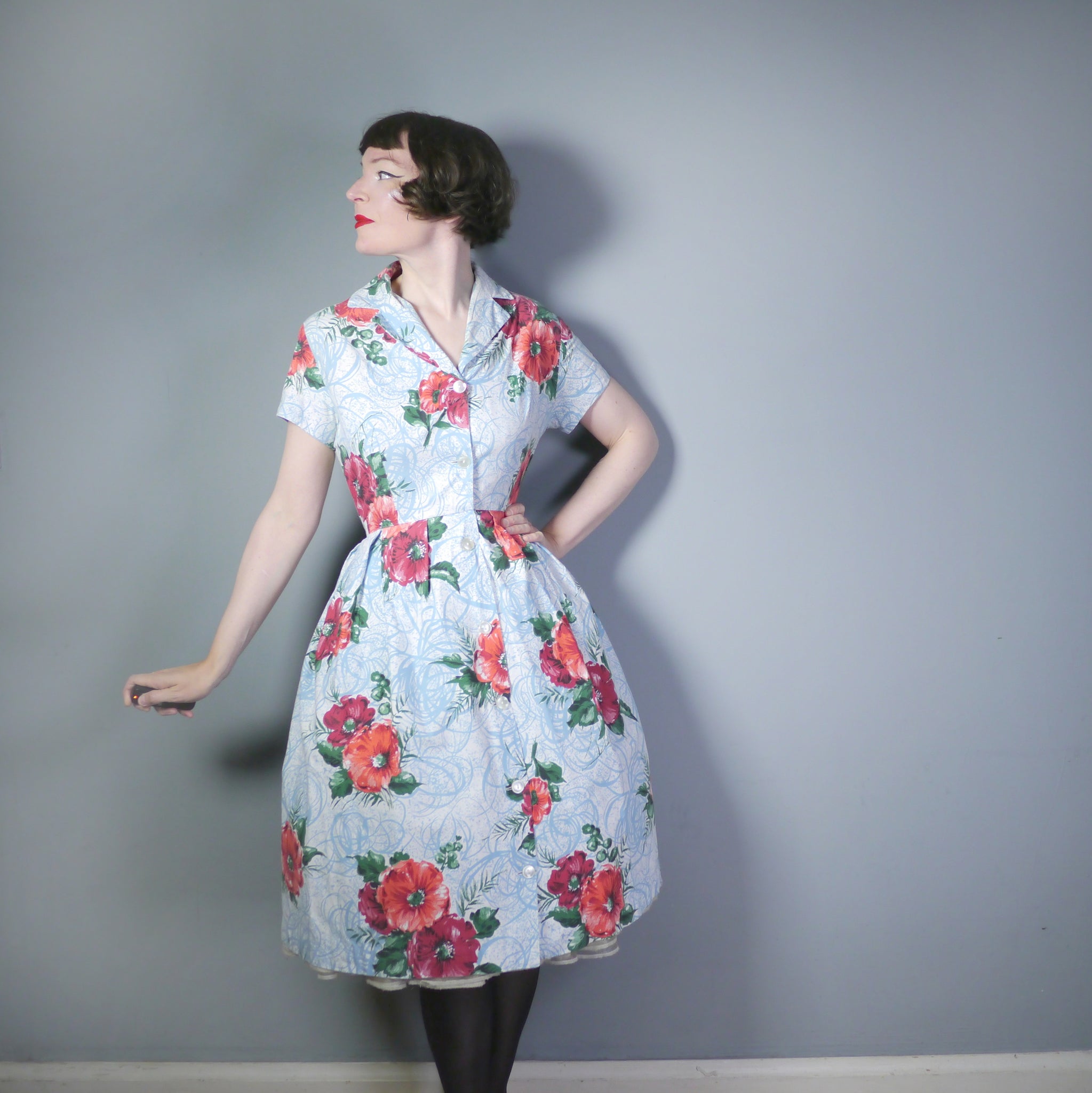 50s PASTEL BLUE SHIRT DRESS WITH BIG RED FLOWER PRINT - L / VOLUP