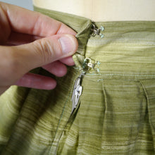 Load image into Gallery viewer, OLIVE GREEN 50s NOVELTY CITY MARKET SCENE BORDER PRINT SKIRT - 28&quot;